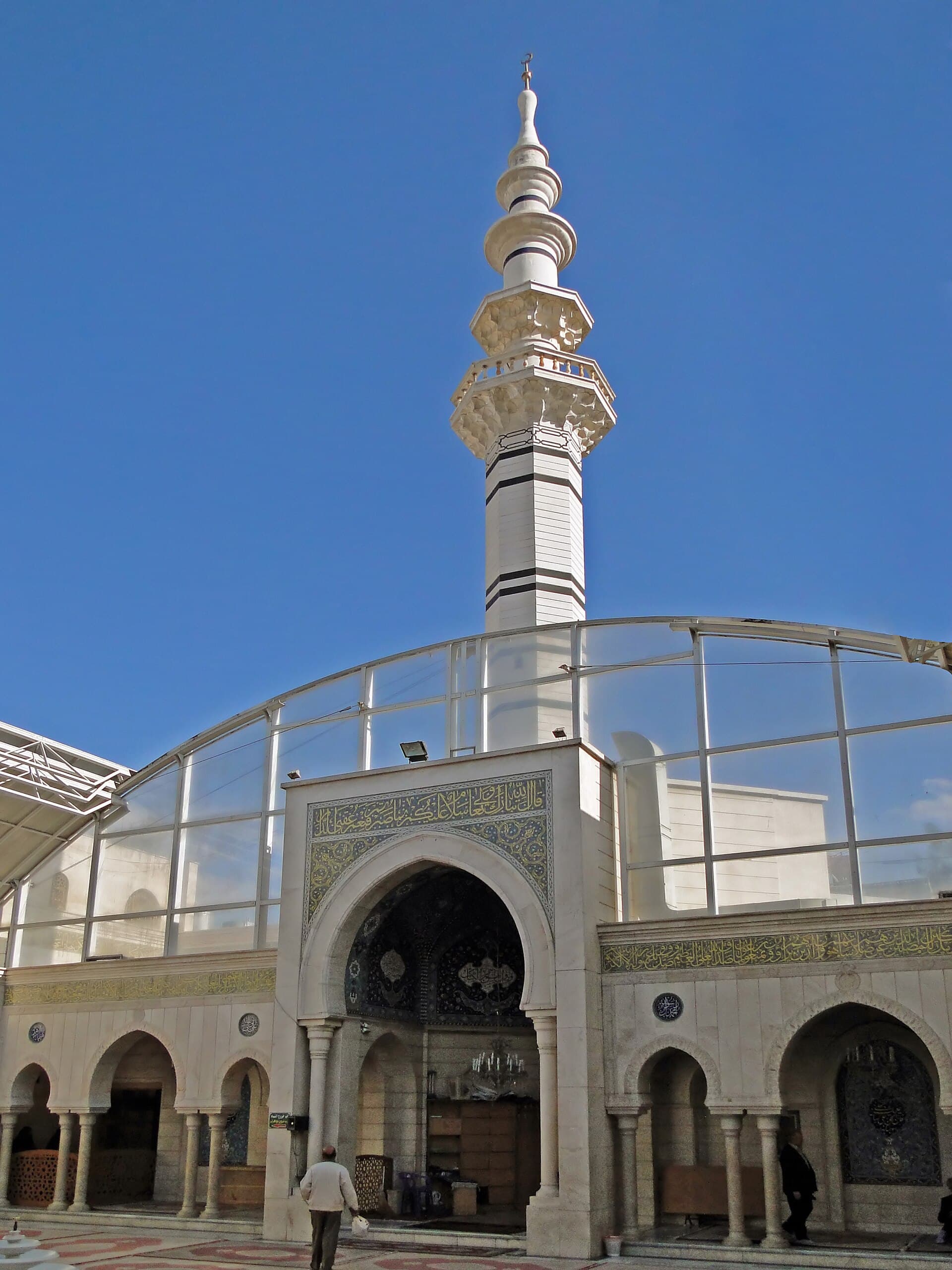 Seyyide Rukiyye Camii'nin çinili cephesi ve minaresi